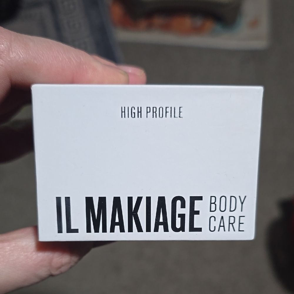 IL MAKIAGE Anti-Aging Treatment in White and Black